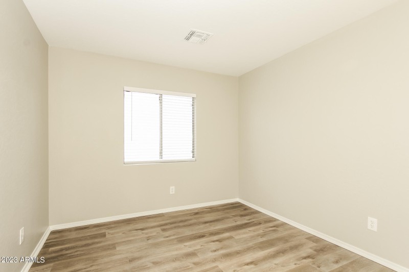 011-photo-bedroom-10154941