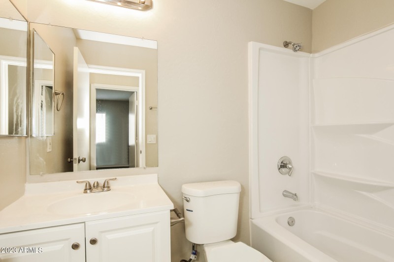 013-photo-bathroom-10154932