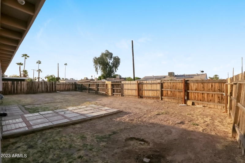 014-photo-rear-view-10941721