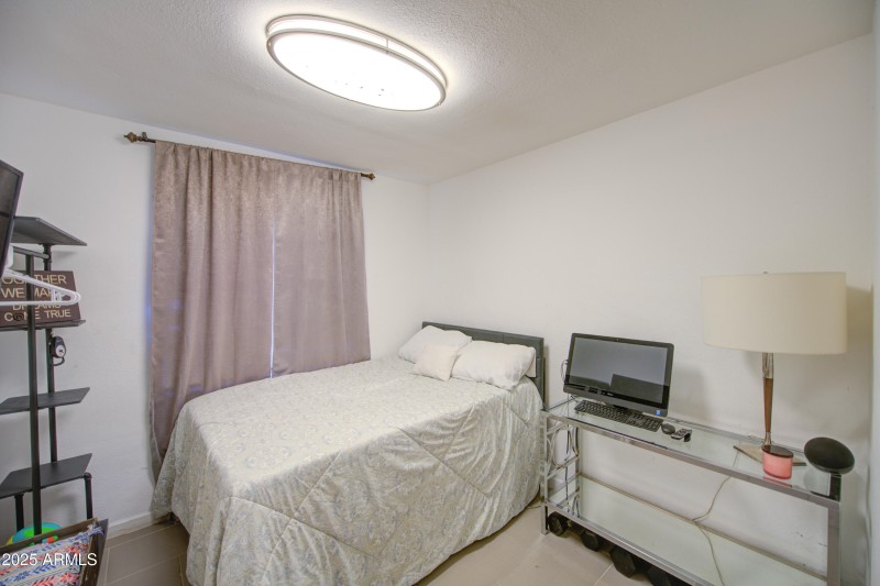 Bedrooom 2-pic 1