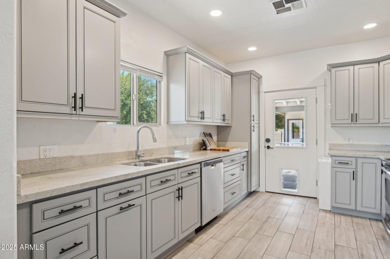 8-web-or-mls-2221-w-hayward-ave