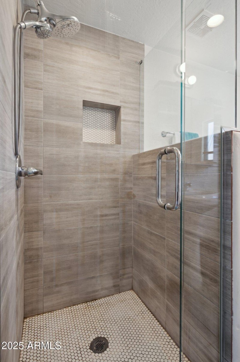 11-web-or-mls-2221-w-hayward-ave