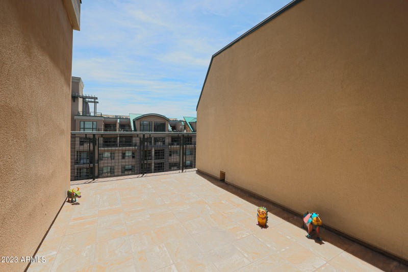 Upstairs private patio