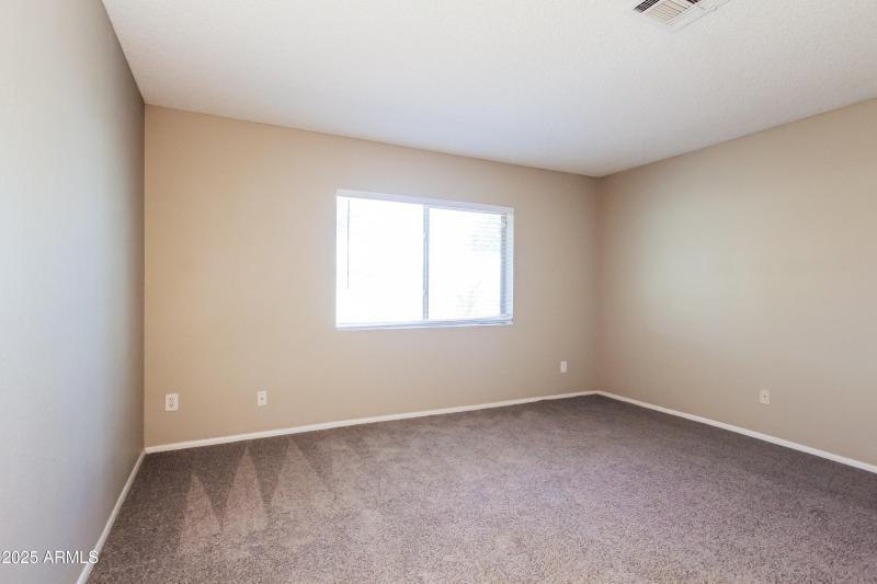 006-photo-primary-bedroom-14730074