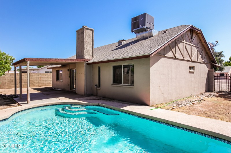 015-photo-rear-view-14730070