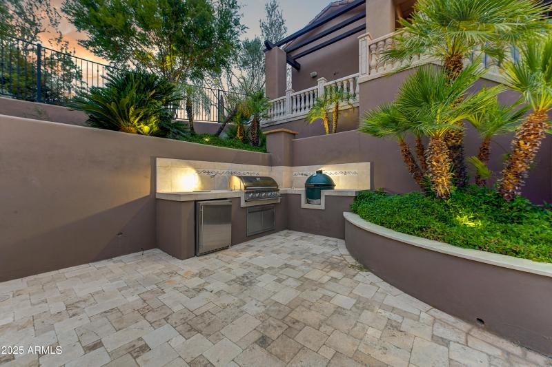 Custom Outdoor Kitchen Retreat