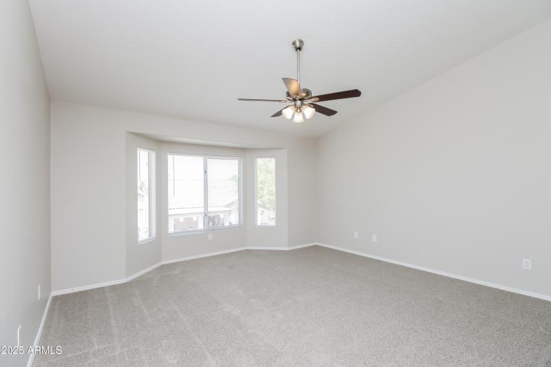 008-photo-primary-bedroom-9186764