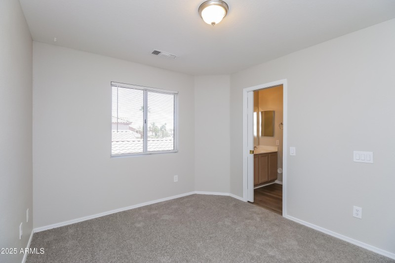 010-photo-bedroom-9186752