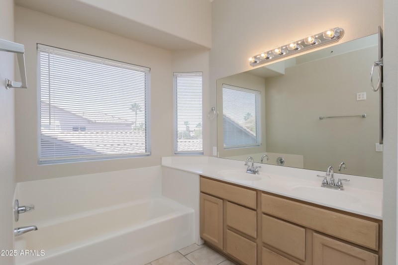 013-photo-bathroom-9186751