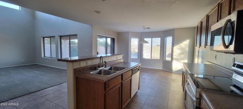 10. Kitchen_brkfst_fmy rm