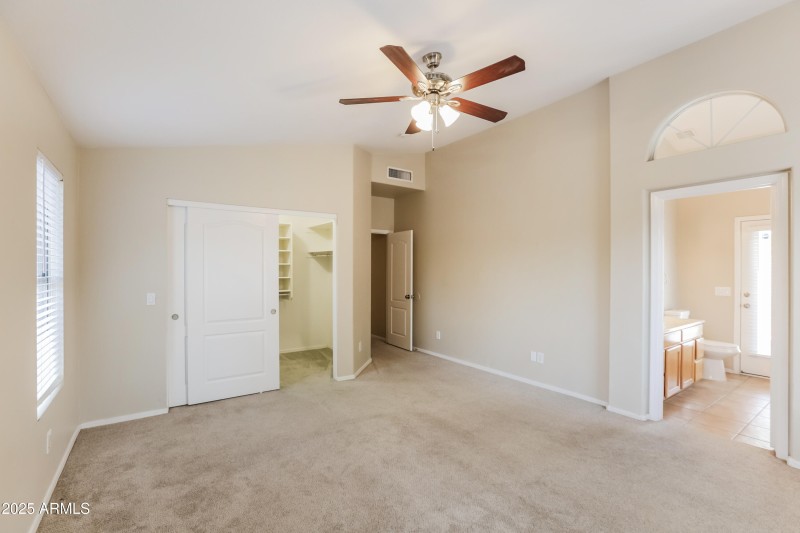 023-photo-primary-bedroom-12964017