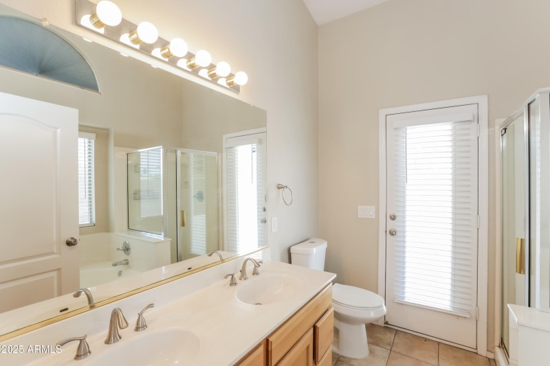 025-photo-primary-bathroom-12964018