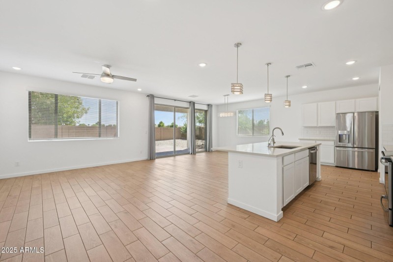 12-web-or-mls-N 74th Ave-S0209-012