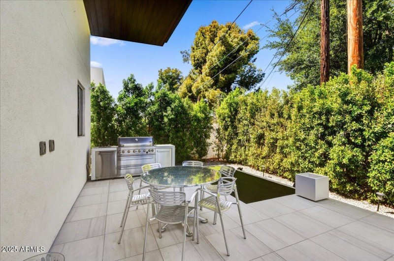 25-Outdoor Dining