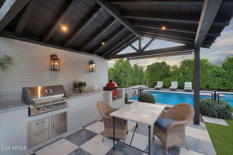 Outdoor Kitchen