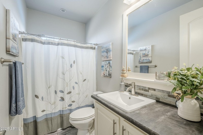 Full 2nd Bathroom