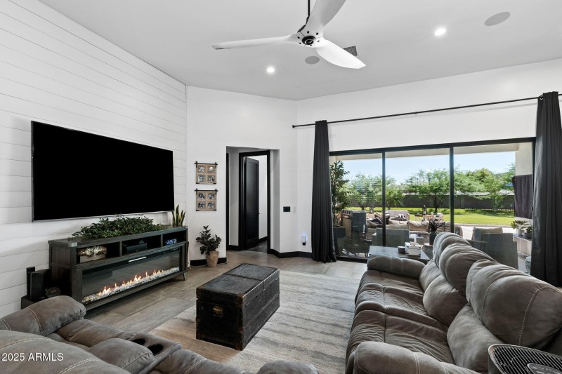 03__18717 E Chestnut Dr