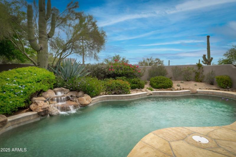 03-Pool Waterfall View