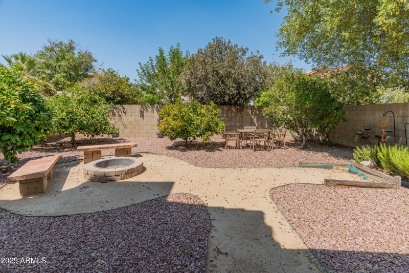 3224 E Sierra St-35