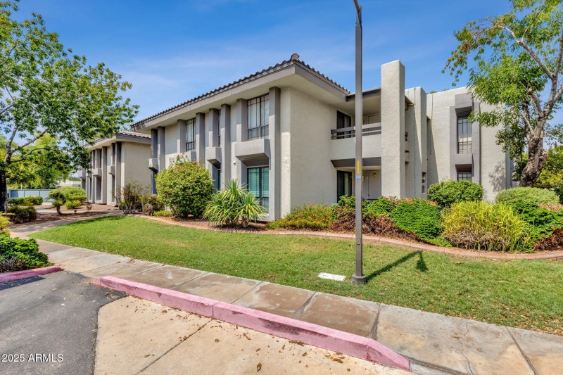 2-web-or-mls-5217-n-24th-st-108