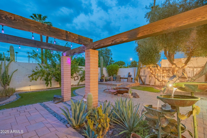 Front Yard/Courtyard
