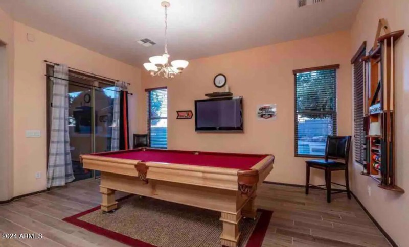 10 - 11060 W Jefferson St