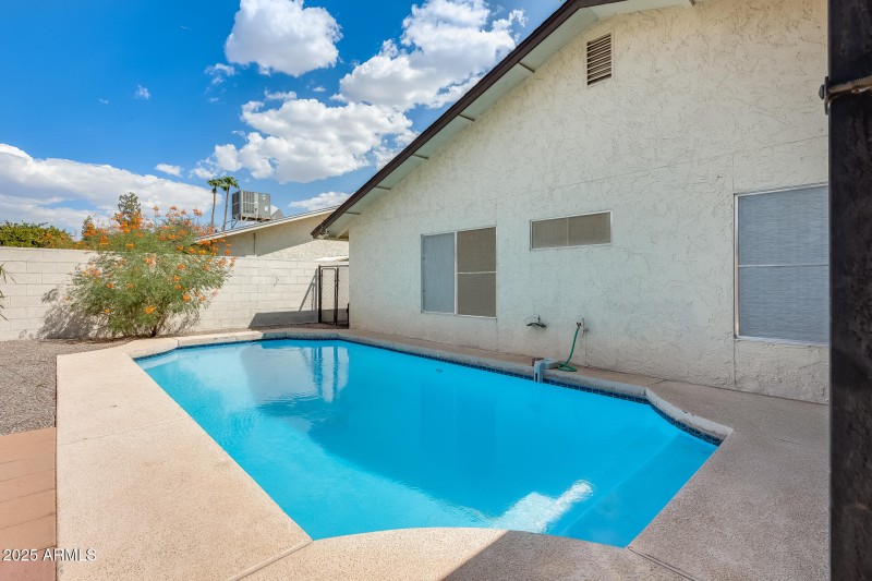 Pool / Back of Hoem