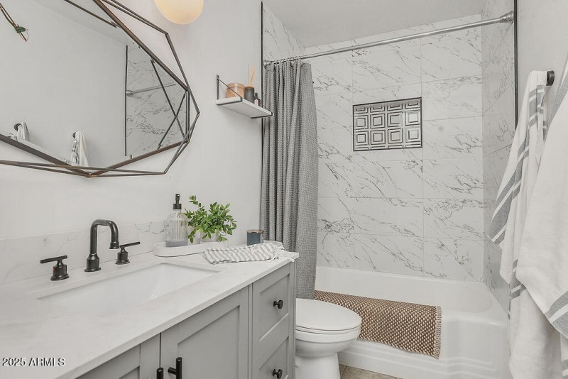 Hall/Guest Bath