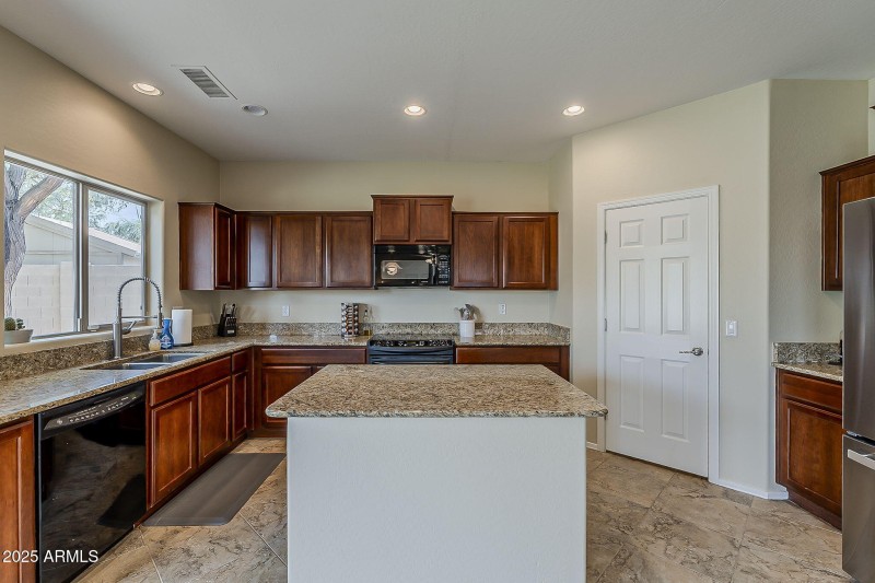 34-web-or-mls-Palm Springs Trail-17