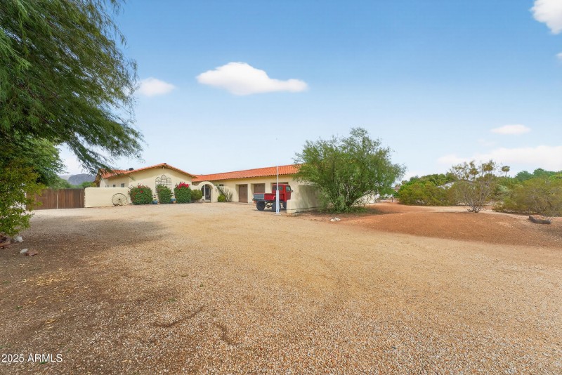 Frontyard/driveway