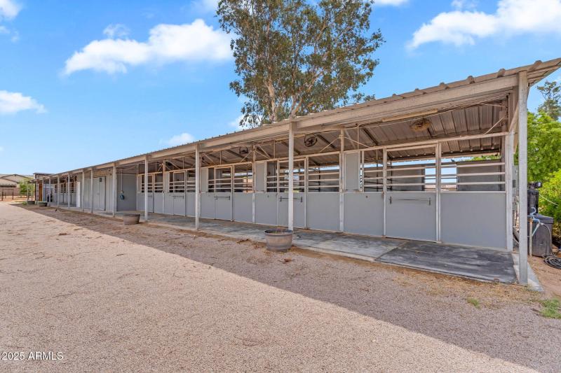 10 Stall Barn