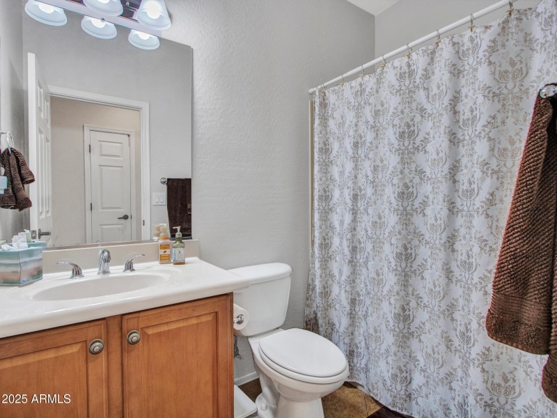 05-Hall-bath