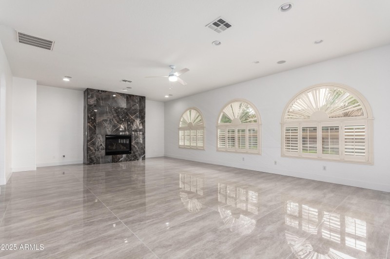 683c77_10 - Buckboard