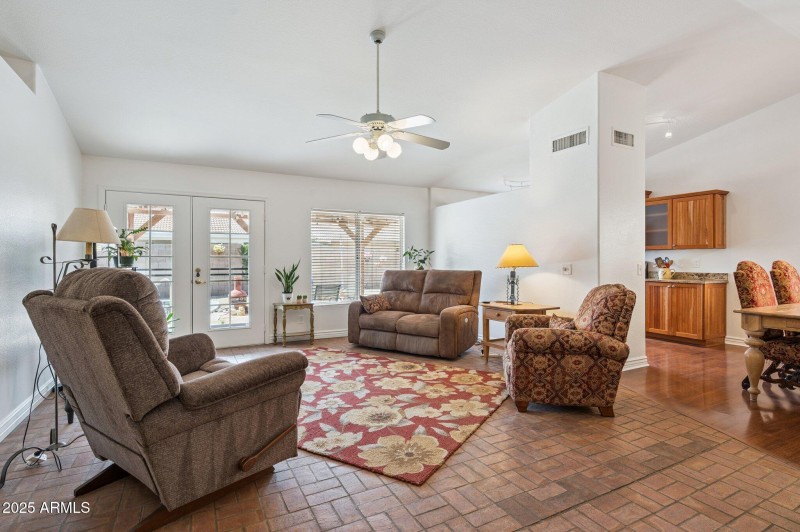 5-web-or-mls-1231-e-douglas-ave