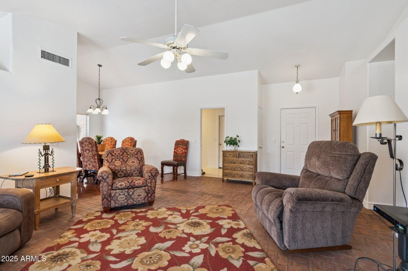 6-web-or-mls-1231-e-douglas-ave
