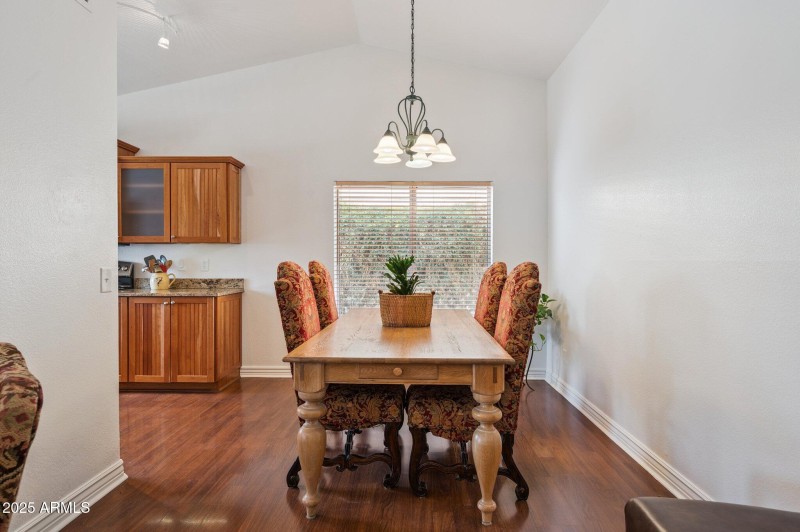 8-web-or-mls-1231-e-douglas-ave