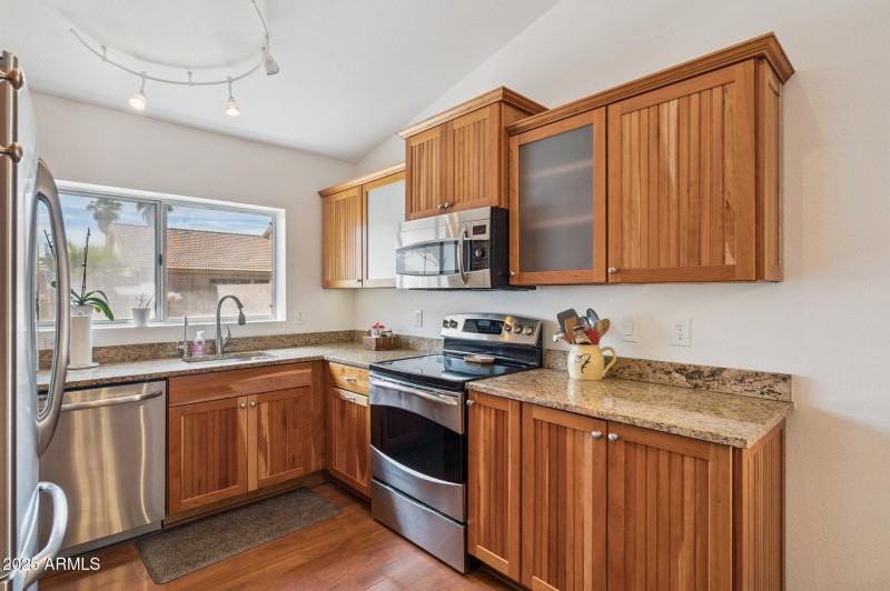 9-web-or-mls-1231-e-douglas-ave