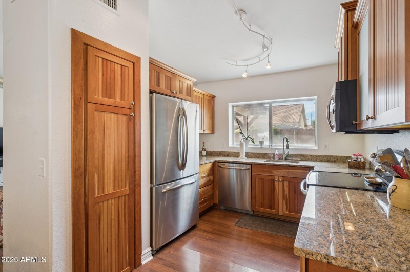 10-web-or-mls-1231-e-douglas-ave