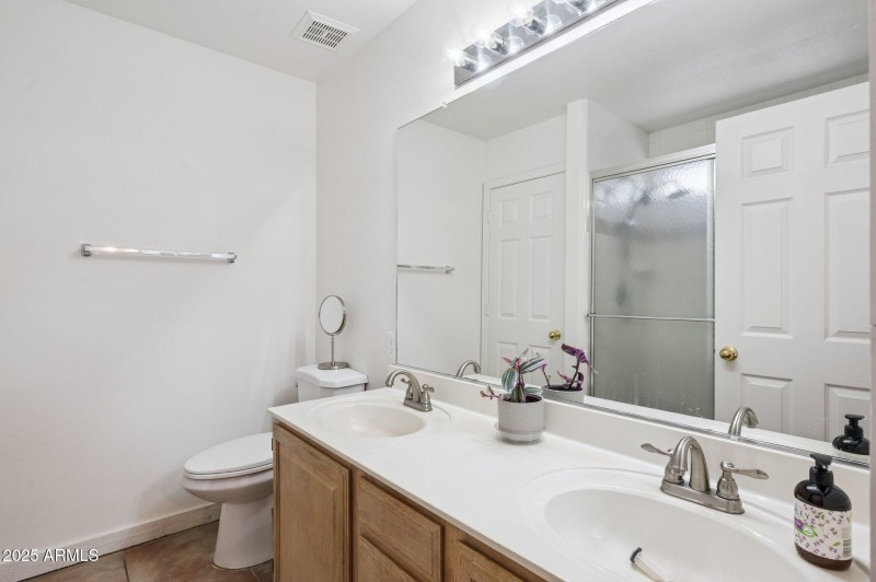 15-web-or-mls-1231-e-douglas-ave