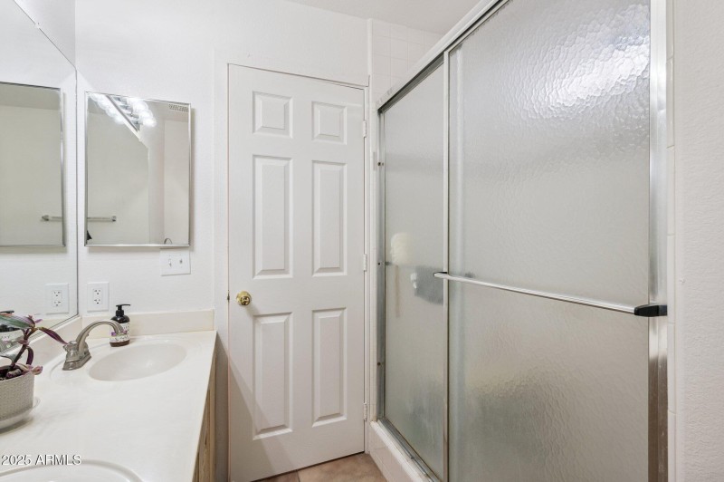 16-web-or-mls-1231-e-douglas-ave