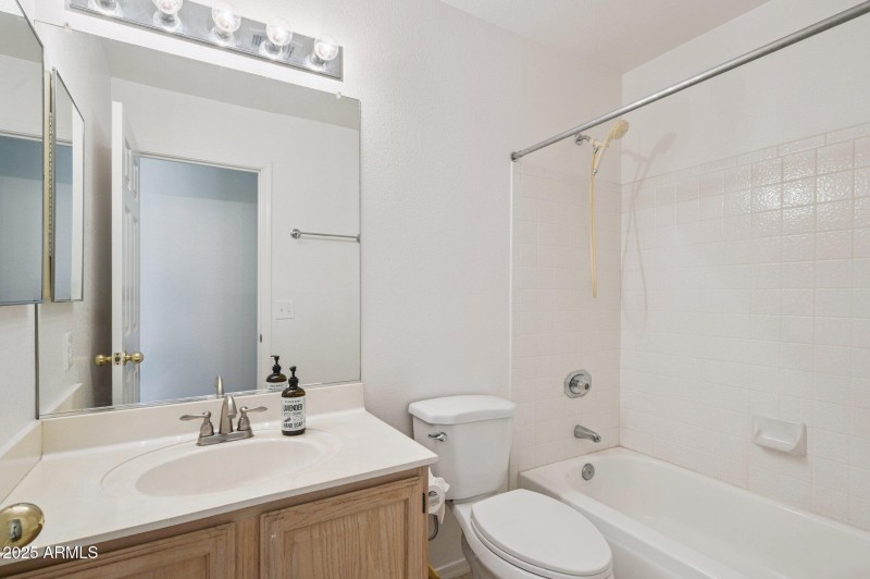 19-web-or-mls-1231-e-douglas-ave