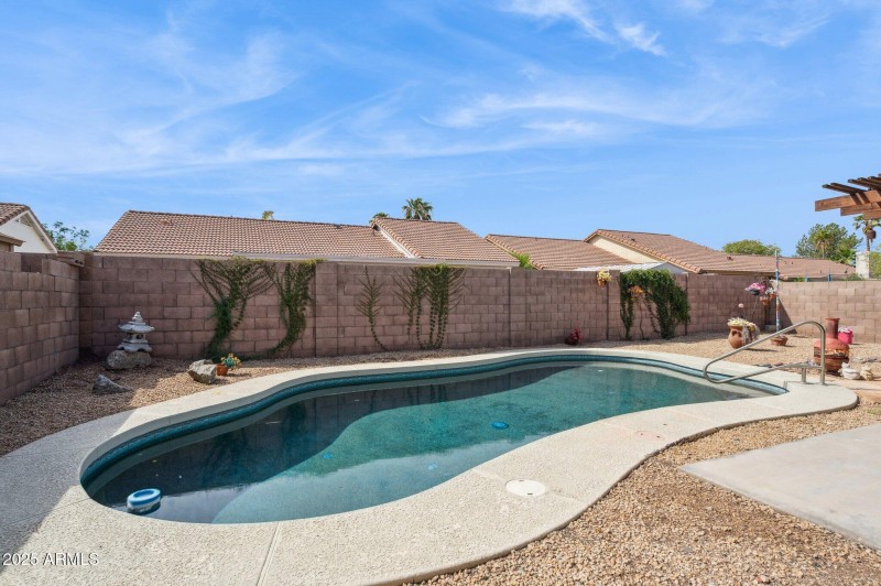 23-web-or-mls-1231-e-douglas-ave