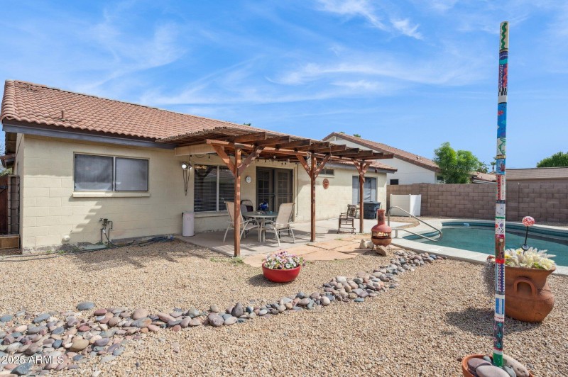 25-web-or-mls-1231-e-douglas-ave