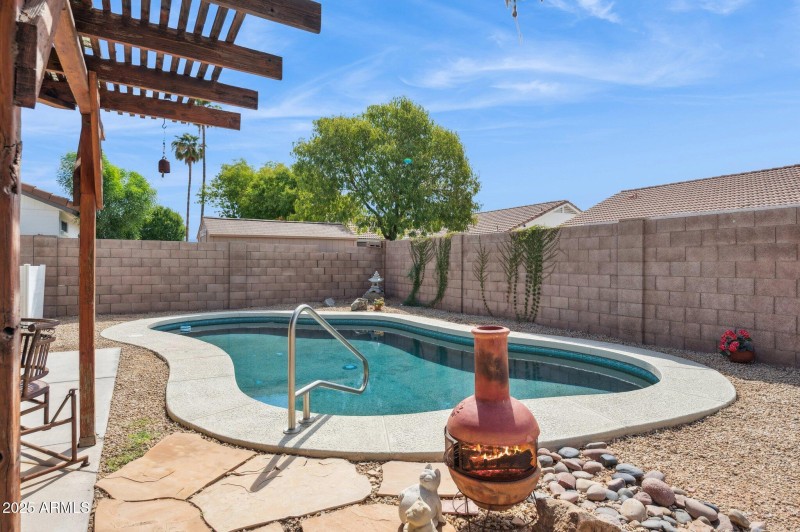 26-web-or-mls-1231-e-douglas-ave