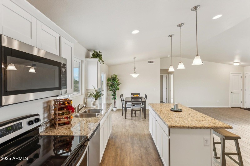 1,512 Kitchen 7