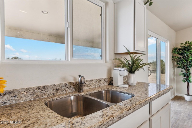 1,512 Kitchen 8