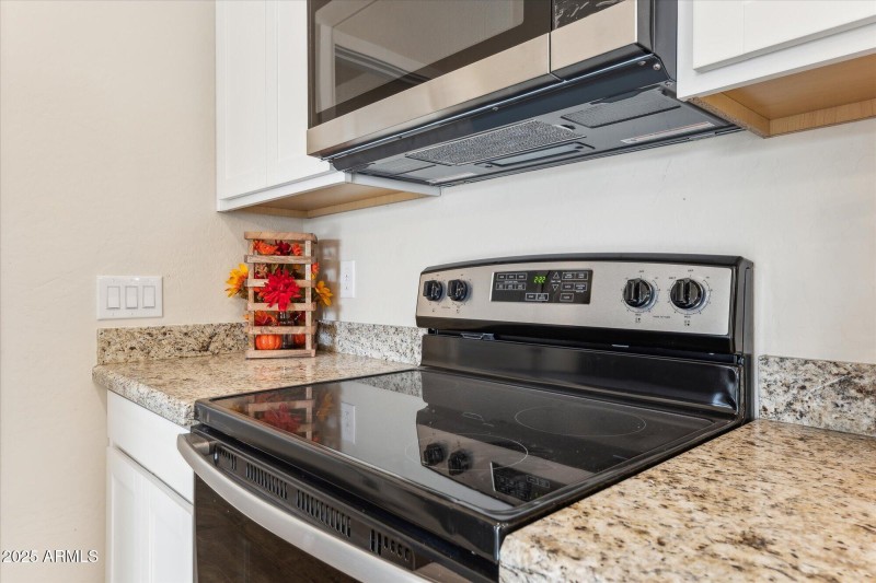 1,512 Kitchen 10