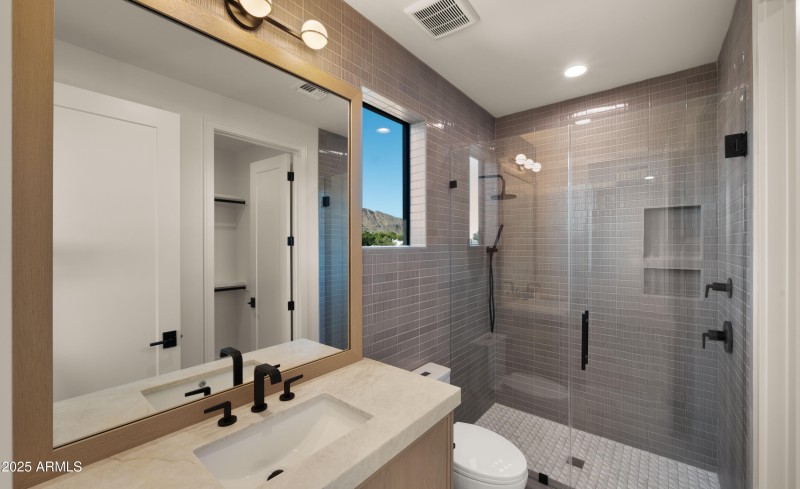 Upstairs Bedroom EnSuite3