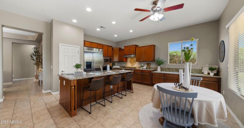 Breakfast Bar & Eat In Kitchen