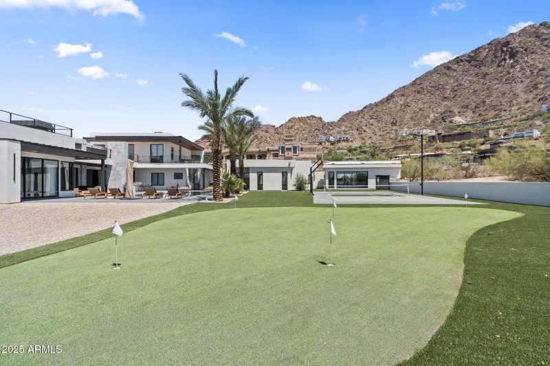 Putting Green w/lit Holes